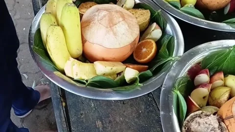 Placing Pineapple Slices in Sri Lankan Temple Pooja Basket 库存影片 339058978