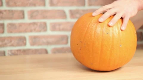 Placing a pumpkin on table Vidéo 8997918
