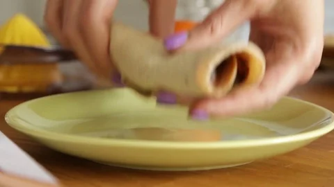 Placing a ready pancake Vídeo Stock 78005535