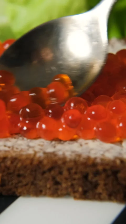 Placing red caviar on bread with butter, closeup Vídeos de archivo 322220367