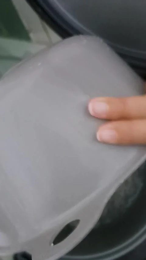 Placing Rice Cooker Pot into Machine Vídeo Stock 331415055
