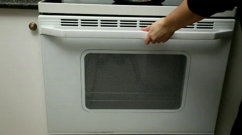 Placing roast in the oven Видео 314076