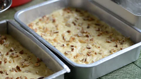 Placing roasted pecan on top of apple cake dough 库存影片 27127048