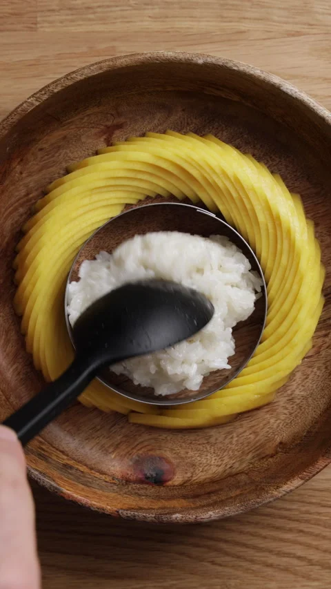 Placing Sticky Rice Into Plate Vertical Top View Vídeos de archivo 335774984