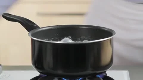 Placing tomatoes in boiling water Stock-Footage 24673201