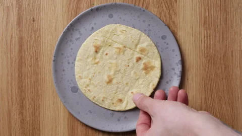 Placing Tortilla on Plate Top View Vídeos de archivo 336578018