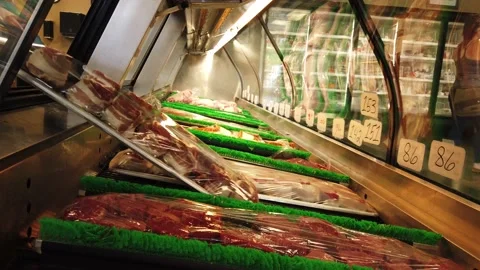 Placing tray of bacon wrapped filets in display case Vidéo 227016777