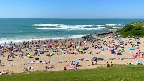 Plage de Milady crowded with sunbathers and visitors on a warm spring day Vidéo 340151684