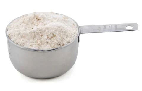 Plain / all purpose flour presented in an american metal cup measure Foto stock