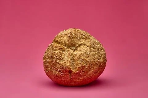 Plain bun on pink background isolated minimalist bakery product Stock-Fotos
