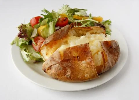 Plain butter jacket potato with side salad Foto stock