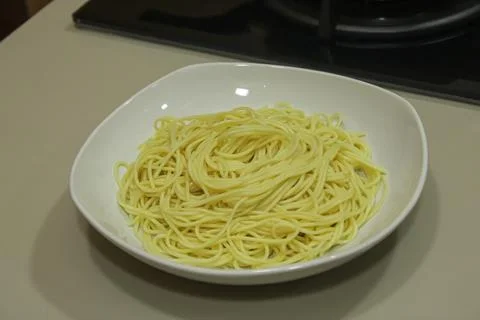 Plain Cooked Yellow Egg Noodles in White Bowl Stockfoto's