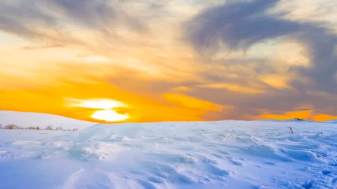 Plain covered by a snow in the light of evening sun Vidéo 343606097