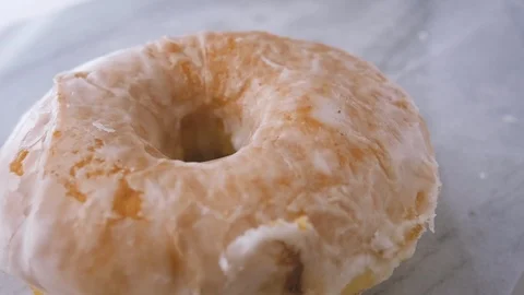 Plain Glazed Donut Falling in Slow Motion Vidéo 106083431