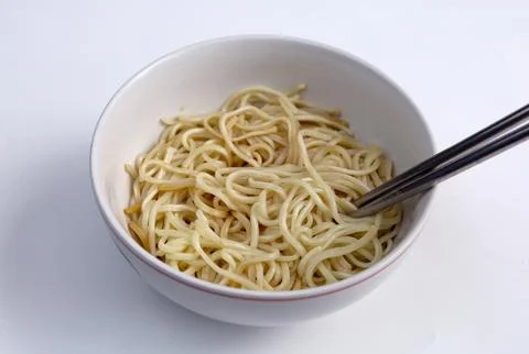 Plain instant noodles without topping in bowl isolated on white background .. Foto stock