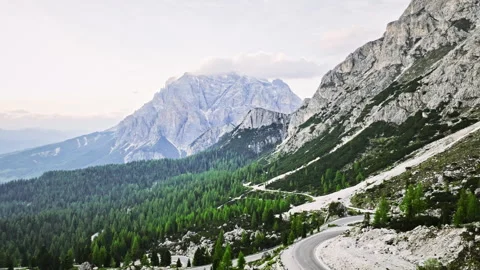 Plan drone route au travers des dolomites au coucher de soleil Stock Footage 289416041