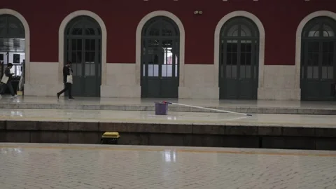 Plan fixe large gens qui passe Stock Footage 230869187