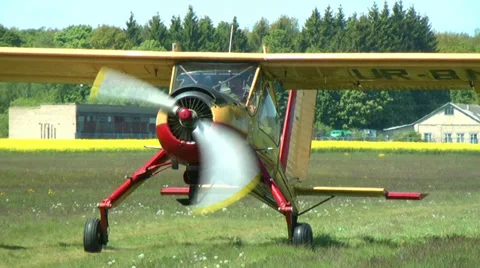 Plane On Aerodrome 2 Stockbeeldmateriaal 38334846