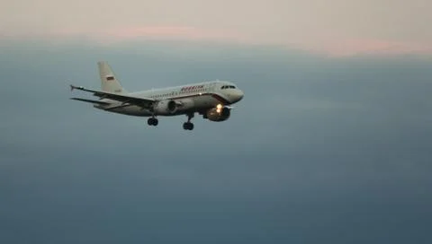 The plane is in the air. 库存照片