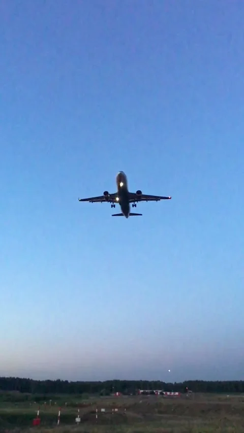 The plane approaches, flies overhead and comes in for a landing Stock Footage 142885136