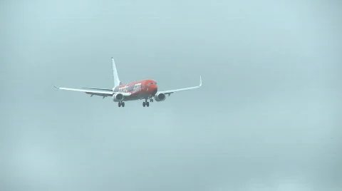 Plane approaches runway Stock Footage 594852
