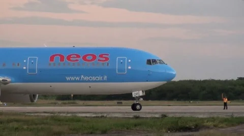 Plane arriving to Ramp 스톡 동영상 11367466