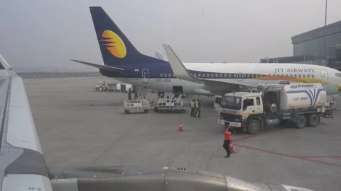 Plane being Pushed Back in Smog India (4K) 스톡 동영상 154702970
