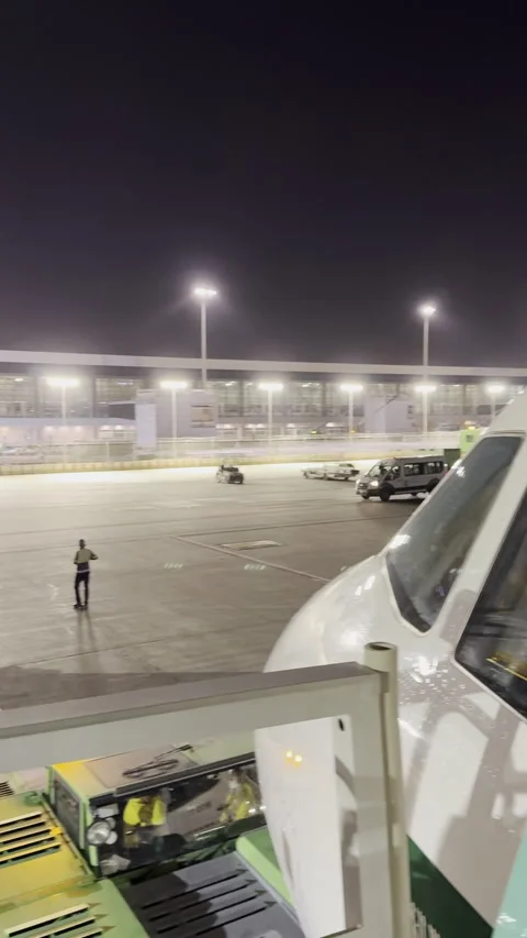Plane Boarding and Runway Lights - Night Airport Activity Vídeo Stock 320279130
