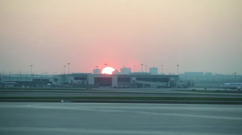 Plane comes to terminal 動画素材 35265264