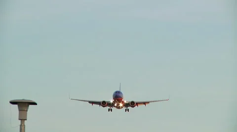 Plane coming in and landing Video stock 1023939