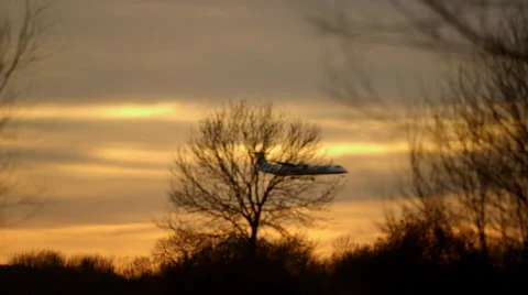 Plane coming into land at sunset Video stock 36127934