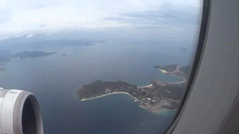 The plane descends and comes in to land Video stock 220182423