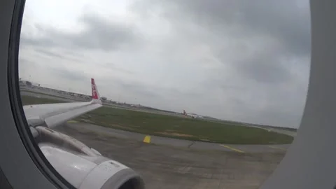 The plane descends and comes in to land Video stock 220184412