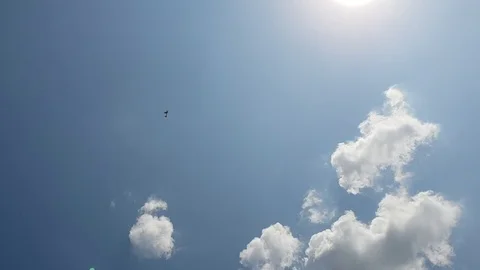 Plane does dangerous stunts in the sky Vídeo Stock 99137467