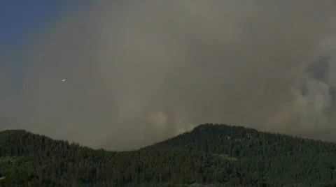 Plane dropping fire retardent on wildfire Stock Footage 877442