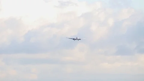 Plane on final approach Stockbeeldmateriaal 99439880