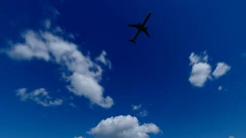 The plane flew overhead Видео 169833538