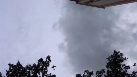 The plane flies in the gray sky 動画素材 95690472