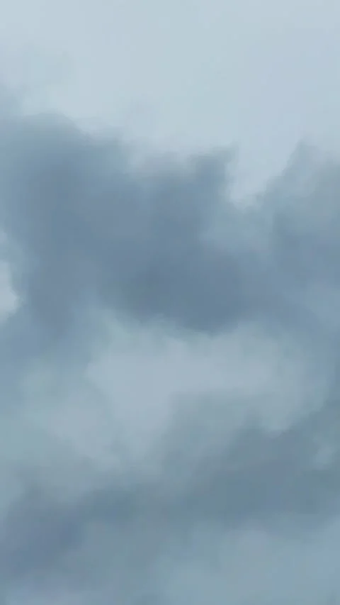 Plane flies high above in a cloudy sky, viewed from below during the daytime in Vídeo Stock 314206849