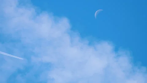 The plane flies high in the sky Video stock 156406982