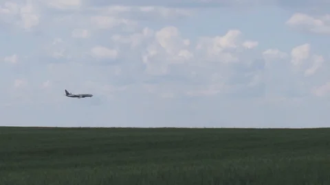 Plane flies low on the horizon preparing for landing Vidéo 109276444