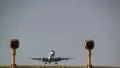 Plane flies over lamppost Vidéos HD
