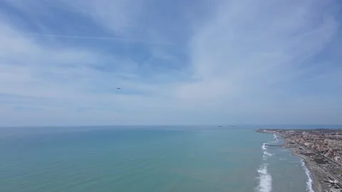 Plane flies over the sea Vídeo Stock 180046732