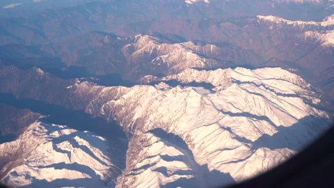 The plane flies over the snowy mountain peaks of the Alps, Leh, India. 库存影片 145963560