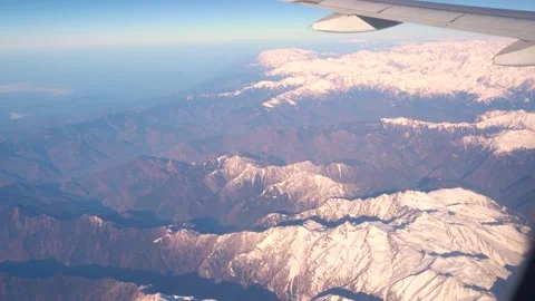 The plane flies over the snowy mountain peaks of the Alps, Leh, India. Vidéo 145963577
