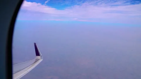 The plane flies over the snowy mountain peaks of the Alps, Leh, India. Vidéo 145964647