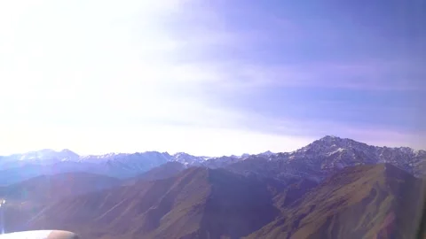 The plane flies over the snowy mountain peaks of the Alps, Leh, India. Vidéo 145964826