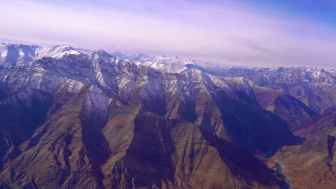 The plane flies over the snowy mountain peaks of the Alps, Leh, India. 库存影片 145964962