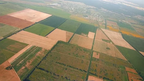 The plane flies over Ukraine on approaching the Kyiv 動画素材 79937582