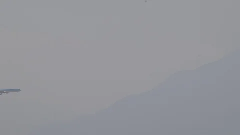 A plane flies past 库存影片 128281322